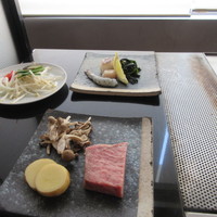 煉 今泉店 - 鉄板焼きの食材がカウンターに運ばれて来ました、見た目も鮮やかですよね。
                