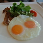 ヴェル・ボワ - ２０１５年夏　フライドエッグ　味噌漬けベーコン添え