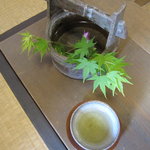 飴源 - 待合の間で、お茶