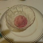 中華料理 雄峰 - 口直しのブルーベリーシャーベット