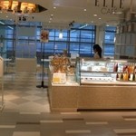 エルカフェ - フランスのファッション「ＥＬＬＥ」が世界で初めてプロデュースしたカフェです。
      その第一号店が博多阪急にあります。
      
       