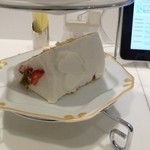 エルカフェ - 下段は雪のようなケーキ。
      これからゆっくりと堪能します。