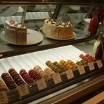 エルカフェ - ケースの中にはたくさんの種類のマカロンがいっぱい。