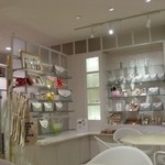 エルカフェ - 
      
      ホワイト系で統一されヨーロピアン風なオシャレな店内です。