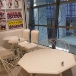 エルカフェ - 大きな窓から明るい光が差し込んでいます。