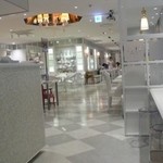 エルカフェ - 一番奥にはＶＩＰＲＯＯＭもあります。
      おしゃべりなマダム達にはちょうどいいようです。