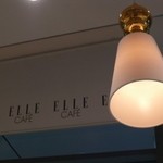 エルカフェ - 淡い光が包み込んでいます。