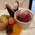 エルカフェ - 上段にはマカロンや美味しいスイーツ