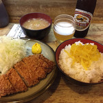 Tonkatsu Osamu - 味噌汁は豚汁、ライスは普通が大盛り、沢庵をいっぱい乗せて