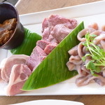 ・沖縄県産牛カルビ（50ｇ）
          ・沖縄県産牛もも（50ｇ）
          ・自家製壺漬け（50ｇ）
          ・島豚ロース（50ｇ）