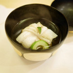 赤坂 詠月 - 澄まし仕立てのお椀、結び鱚（竹岡産白鱚）とふくさ豆腐