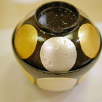 赤坂 詠月 - 澄まし仕立てのお椀、結び鱚（竹岡産白鱚）とふくさ豆腐