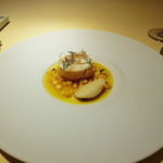 シェ松尾・松濤レストラン - 北海道産帆立貝のリソレ　サフランのナージュ パスティスの香り