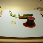 シェ松尾・松濤レストラン - ニュージーランド産仔羊背肉のロティ　グリーンアスパラガスのクルートとニンニクピュレ