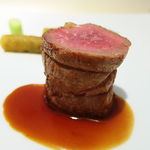 シェ松尾・松濤レストラン - ニュージーランド産仔羊背肉のロティ　グリーンアスパラガスのクルートとニンニクピュレ