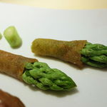 シェ松尾・松濤レストラン - ニュージーランド産仔羊背肉のロティ　グリーンアスパラガスのクルートとニンニクピュレ