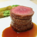 ニュージーランド産仔羊背肉のロティ　グリーンアスパラガスのクルートとニンニクピュレ