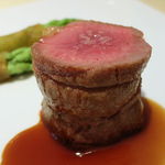 シェ松尾・松濤レストラン - ニュージーランド産仔羊背肉のロティ　グリーンアスパラガスのクルートとニンニクピュレ