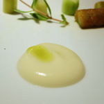 シェ松尾・松濤レストラン - ニュージーランド産仔羊背肉のロティ　グリーンアスパラガスのクルートとニンニクピュレ