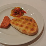 ヴィーノ・デッラ・パーチェ - ウンドゥーヤとパプリカ、玉葱のソテー、パン