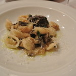 ヴィーノ・デッラ・パーチェ - オレキエッテ　ナスとペコリーノのソース