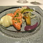 ブラン ルージュ - 信州サーモンのコンフィ　燻製グレープシードオイル風味　夏野菜添え