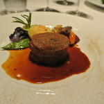 ブラン ルージュ - フランス産仔牛フィレ肉のフォアグラ詰めポアレ　セップ茸風味のクルーと焼