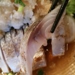 酒場 ふじ - 炙り〆鯖リフトアップ。