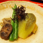 草喰 なかひがし - ナス　独活　インゲン　どんこの焚き合わせ　ナス皮の揚げ千切りをあしらって