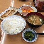 栄食堂 - 昼ごはん。はらす、ハムエッグ、野沢菜