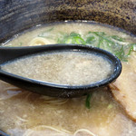 太宰府八ちゃんラーメン - スープは、醤油ダレが強めだけど、塩分はそれほどきつくなく、
      コラーゲンと細かい背脂でこってりしてます。
      