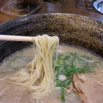 太宰府八ちゃんラーメン - 麺は細い！スープがよく絡んで美味しいですね。