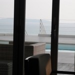 プールサイドカフェ ラ ギャルリー - プールサイドの向こうでは、広い海が見えます。
