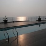 プールサイドカフェ ラ ギャルリー - プールサイドへ出てみました。
      素敵なスイーツタイムは終わり、でもまた素敵なサンセットタイムが始まります。