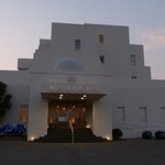 プールサイドカフェ ラ ギャルリー - 夕焼けが綺麗なころ、青いイルミが輝くホテルグレージュです。