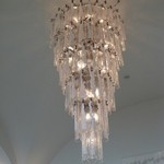 プールサイドカフェ ラ ギャルリー - ロビーではシャンデリアがお迎え。