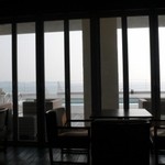 プールサイドカフェ ラ ギャルリー - 
      
      室内からも海が見えますよ。