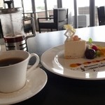 プールサイドカフェ ラ ギャルリー - 珈琲とケーキセットです。