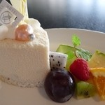 プールサイドカフェ ラ ギャルリー - 可愛いケーキのそばに可愛らしいフルーツが添えています。