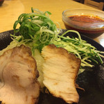 Tsukemen Hompo Karabu - りゃんさいは、キャベツ、ネギ、キュウリ、チャーシュー。つまり、つけ麺の麺抜きですね〜