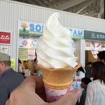 朝搾りソフトクリーム titi 藤井牧場 - ミルク、フラワーコーン