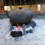 そば処 茗荷庵 - 囲炉裏の炭火が暖かい