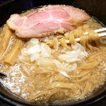 煮干そば専門店　立教通りのにぼきゅう - 煮干しそば、650円、背脂「ギザ」、平麺。