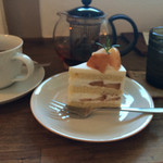 KUPPI - 桃ケーキとスパイスブレンドティー