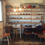 KUPPI - ビンテージの食器や雑誌も展示販売されてました。