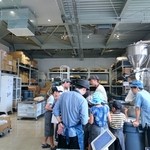 ブルーボトルコーヒー 清澄白河フラッグシップカフェ - 夏休みの工場見学もやっていました。