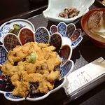 Bipoto - うに丼；房が大きく甘い．付合せの海鼠酢が嬉しい @2015/08/11