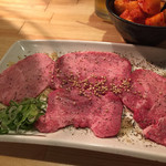 炭火焼肉ホルモン 徳臓 - 2015.8. タンハーフ　おまけのたん元付き　