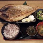 俺の魚を食ってみろ!! - "焼魚定食"
            超特大ホッケ、ご飯、味噌汁、サラダ、大根おろし、漬物