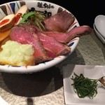 鶏Soba 座銀 - 冷やしわさビーフ　燻製玉子ON